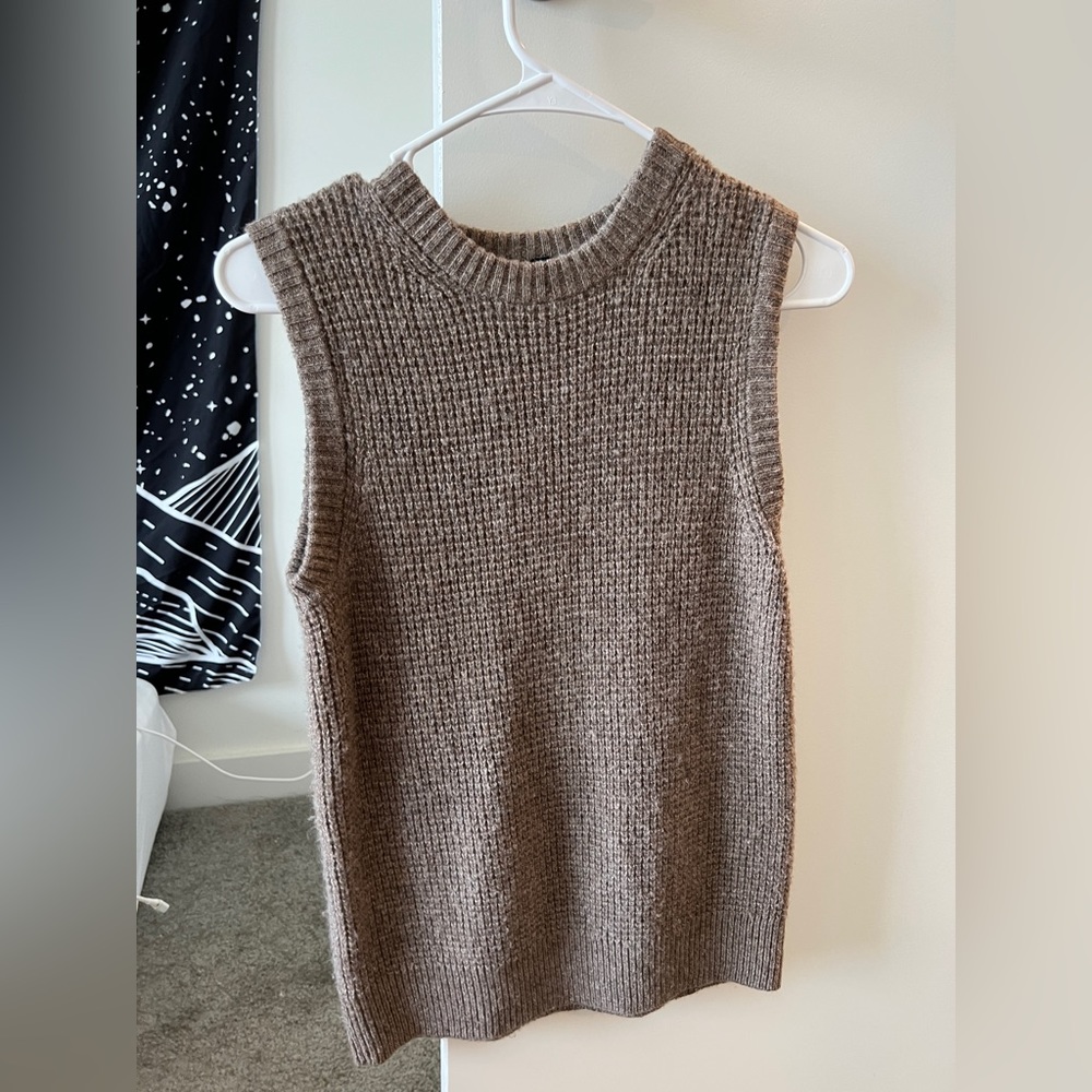 Brand New Uniqlo round neck vest